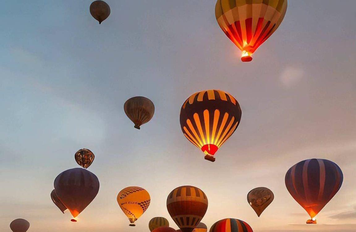 Globos aerostáticos al atardecer